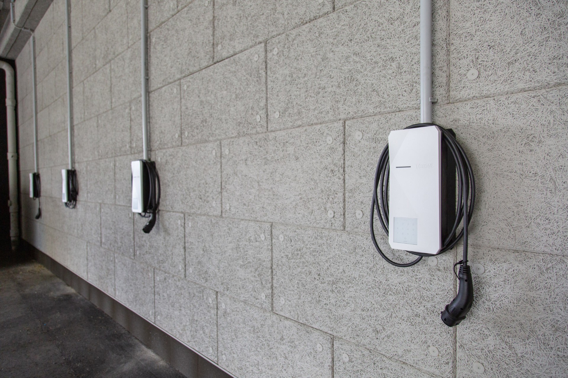 Exterior com iluminação automática e carregador EV