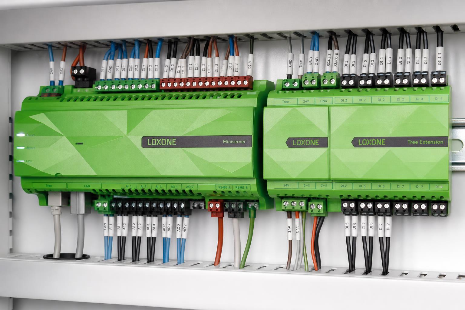 Quadro elétrico com módulos de automação Loxone instalados em calha DIN